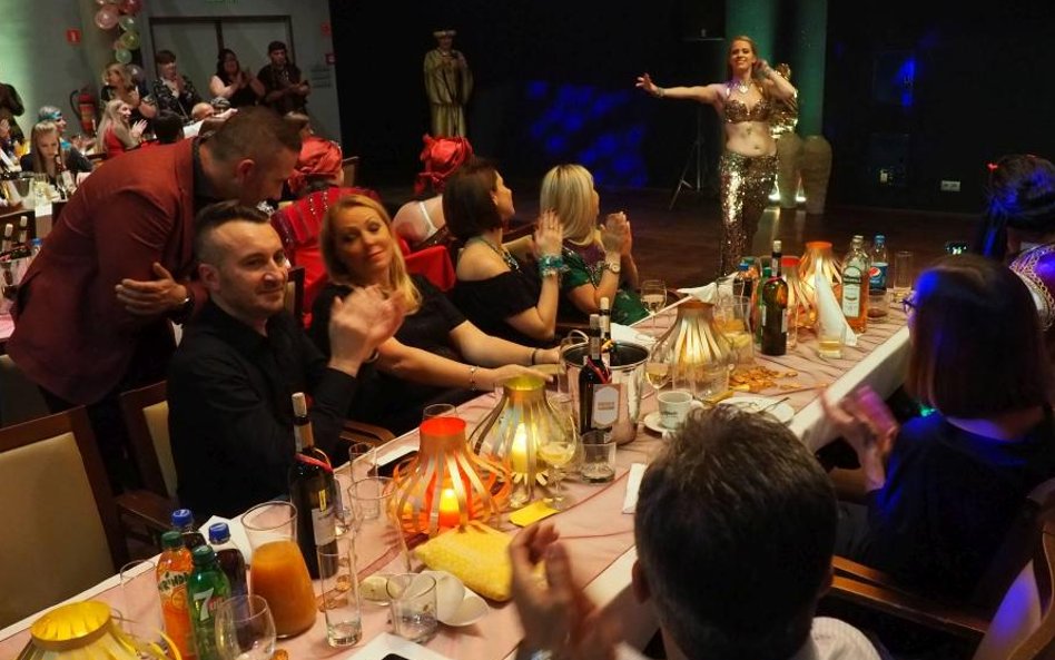 Punktem kulminacyjnym była kolacja i zabawa w stylu orientalnym, którą urozmaicił wytęp tancerki brz