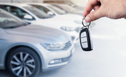 Braki aut i wysokie stopy biją w leasing