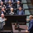 Premier Donald Tusk przemawia na sali obrad Sejmu. Przed mównicą poseł PiS Bartłomiej Wróblewski, w 