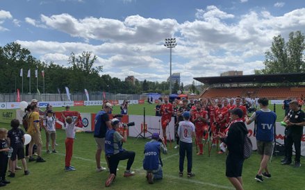 Zawodnicy dziękują kibicom za wsparcie