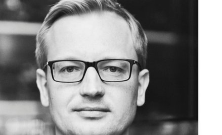 Żegluje, nurkuje, gra w tenisa, podróżuje i buduje