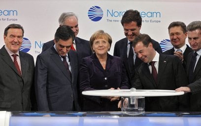 Otwarcie gazociągu Nord Stream, 8 listopada 2011 r. Od lewej: Gerhard Schroeder (były kanclerz Niemi
