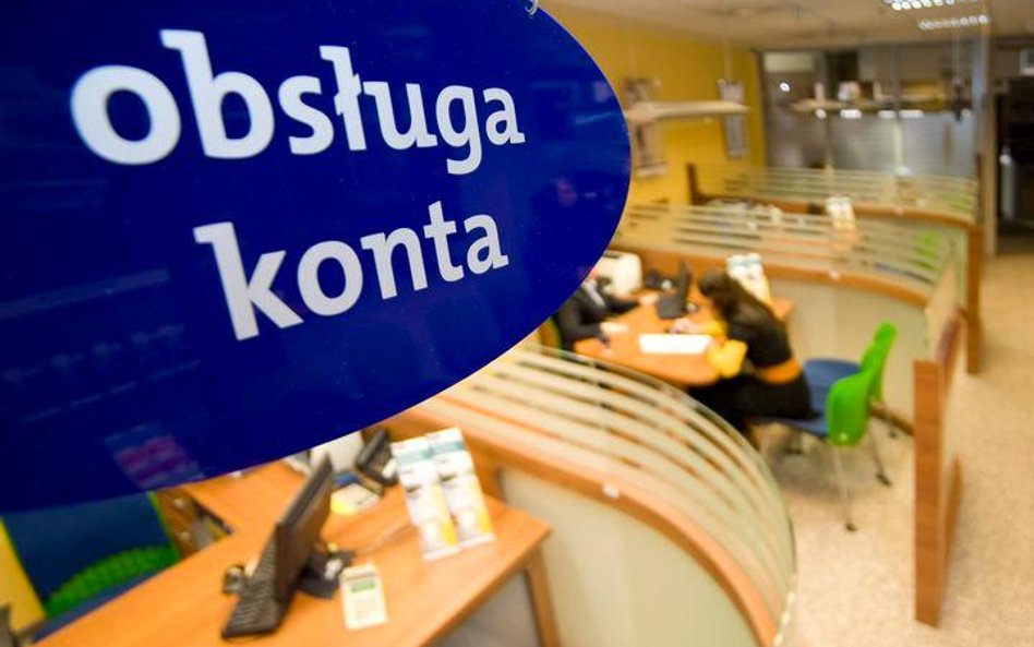 Polacy nie chcą płacić za używanie karty