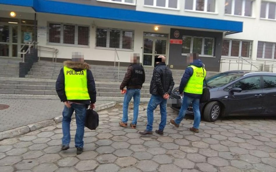 Celnik z Dorohuska, którego proceder ujawnili policjanci z wydziału do walki z korupcją, przymykał o