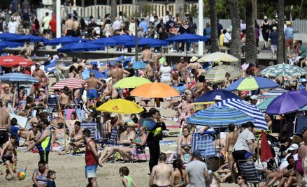 Jak turyści kupują wyjazdy na wakacje? Decyzje podejmują w niedziele i nie sami