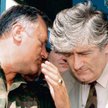 Radovan Karadžić, przywódca bośniackich Serbów, (po prawej) słucha dowódcy bośniackich Serbów Ratko 