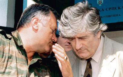 Radovan Karadžić, przywódca bośniackich Serbów, (po prawej) słucha dowódcy bośniackich Serbów Ratko 