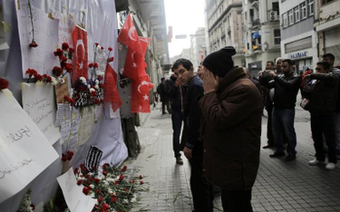 W miejscu ostatniego zamachu w Stambule ludzie składają kwiaty