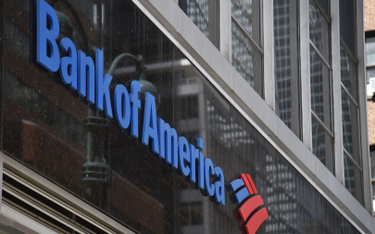 Bank of America podnosi minimalną płacę i wymaga tego od dostawców