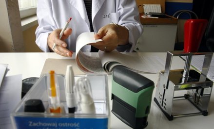 Sytuacja lekarzy posiadających warunkowe prawo wykonywania zawodu nie zmienia się w wyniku prezydenc