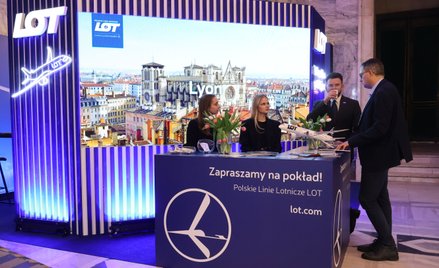 LOT jest obecny na targach ITTF od początku. Zawsze wystawia stoisko w bawrach linii lotniczej.