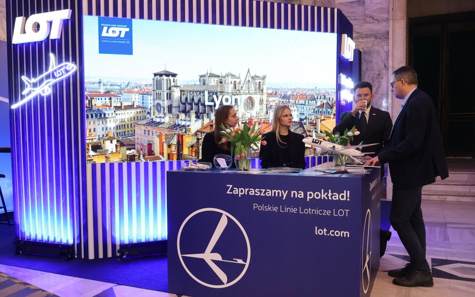 LOT jest obecny na targach ITTF od początku. Zawsze wystawia stoisko w bawrach linii lotniczej.