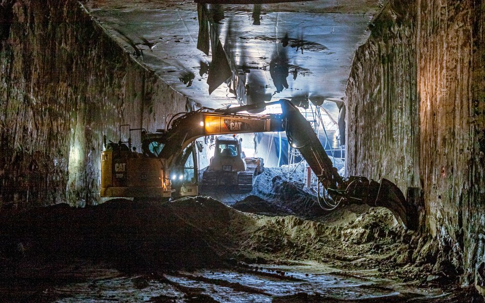 Spod stropu tunelu wybrano już ziemię na odczinku 300 metrów