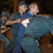 Policja wyłapuje demonstrantów w okolicach koszar