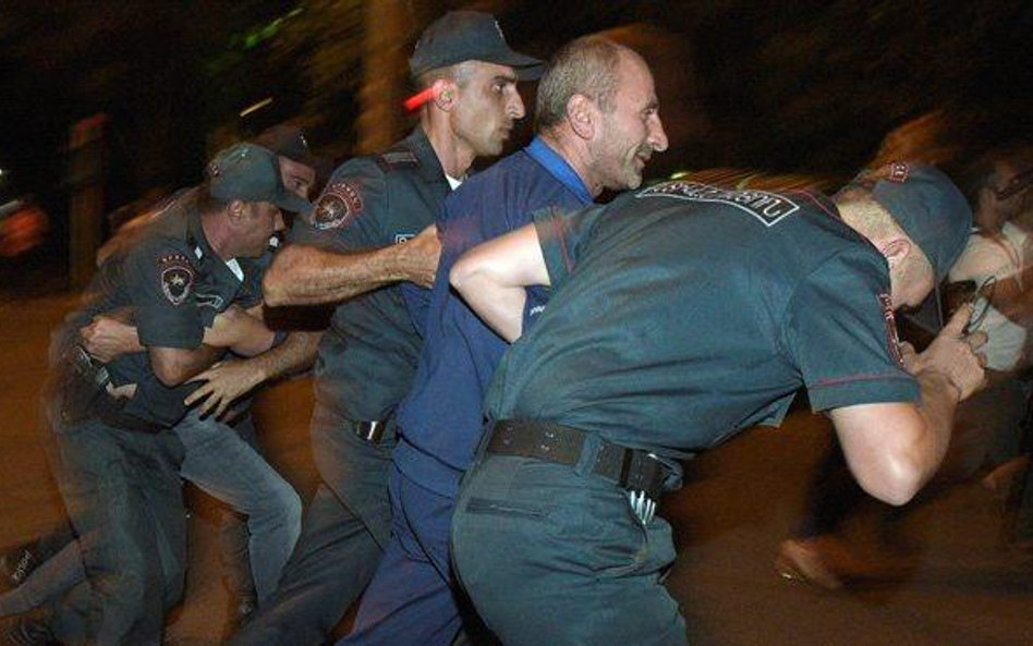 Policja wyłapuje demonstrantów w okolicach koszar