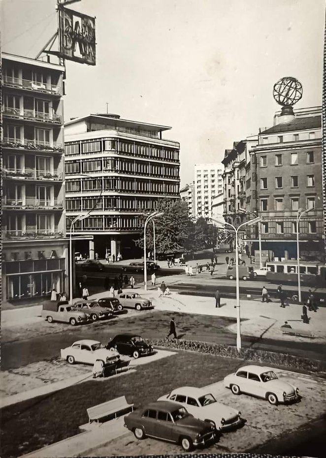 Jeszcze w połowie lat 60. XX wieku warszawscy przechodnie swobodnie korzystali z przejścia prez Alej