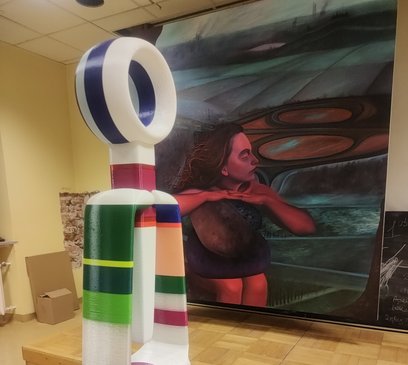 Przestrzeń Galerii Raster na Art Warsaw Miodow., Na I planie rzeźba Janka Simona. fot. Monika Kuc