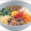 Bibimbap to gorący ryż mieszany z mięsem i warzywami oraz surowym żółtkiem