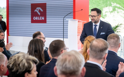 Prezes PKN Orlen Daniel Obajtek podczas konferencji prasowej w Grudziądzu.