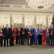 Prezydent RP Andrzej Duda oraz premier Donald Tusk na współnym zdjęciu z nowo powołanymi członkami r