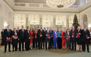 Prezydent RP Andrzej Duda oraz premier Donald Tusk na współnym zdjęciu z nowo powołanymi członkami r