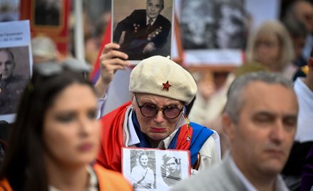 Rosjanie przywiązują do historii ogromną wagę. Na zdjęciu przemarsz tzw. Nieśmiertelnego Pułku - w r