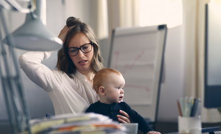 Matki w pracy mają pod górkę. A ojcom też nie jest łatwo