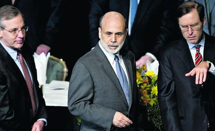 Prezes Fedu Ben Bernanke (w środku) zdecydował się na podwyżkę stopy dyskontowej, zdając sobie spraw