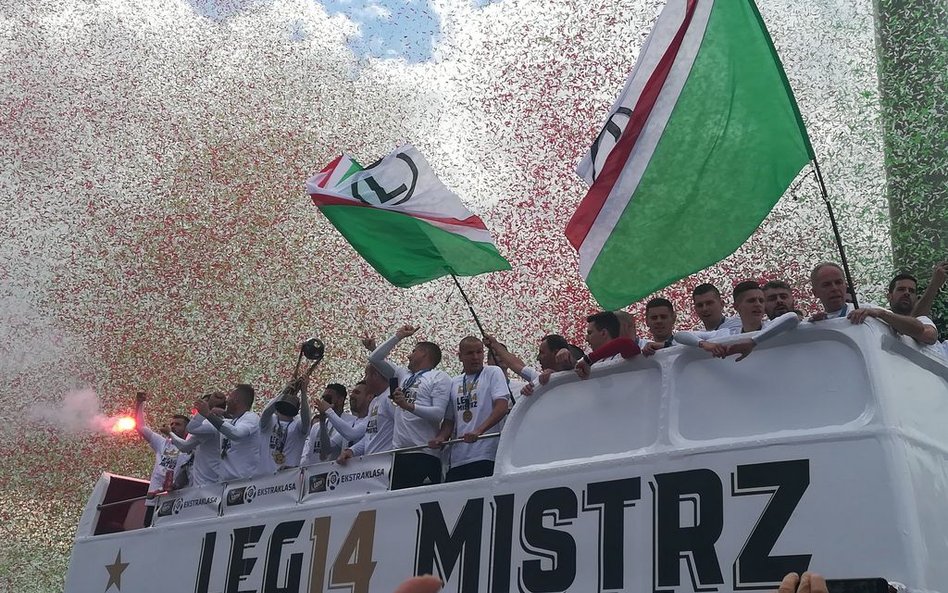 Legia Warszawa świętowała mistrzostwo. Trzech piłkarzy z mandatami