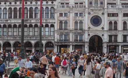 Turystów w Wenecji jest tak dużo, a może i więcej, jak w letnich miesiącach szczytu sezonu