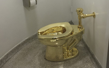 Z wystawy skradziono złotą toaletę. Jej wartość to ponad 4 mln dolarów