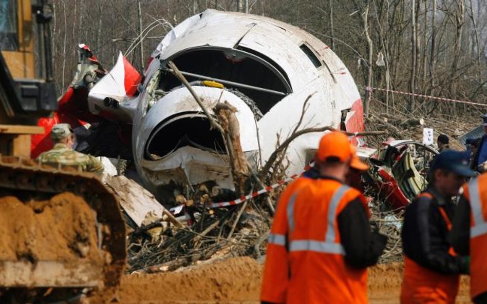 Wrak Tu-154 miesiącami leżał pod gołym niebem i niszczał