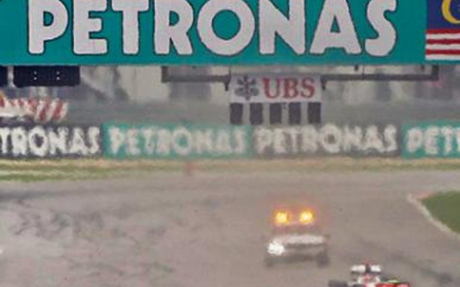 Sebastian Vettel (z lewej) startował z pierwszej pozycji i jako pierwszy dojechał do mety