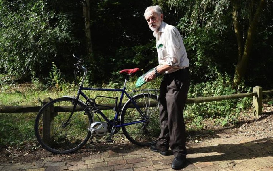 66-letni Jeremy Corbyn od 40 lat forsuje tezy twardej lewicy. Żyje skromnie: nie ma nawet samochodu,