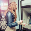 Polacy wypłacili z banków w lutym 16 mld zł. Zasiliły "żelazne oszczędności"