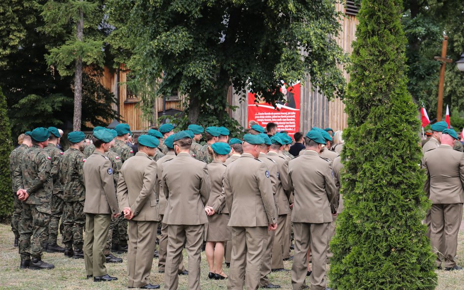 Uroczystości pogrzebowe sierż. Mateusza Sitka przed kościołem pw. Świętej Anny w miejscowości Nowy L