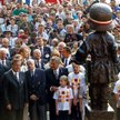 ? 1 sierpnia 2004: kanclerz Niemiec Gerhard Schroeder z Aleksandrem Kwaśniewskim pod pomnikiem Małeg