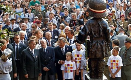 ? 1 sierpnia 2004: kanclerz Niemiec Gerhard Schroeder z Aleksandrem Kwaśniewskim pod pomnikiem Małeg