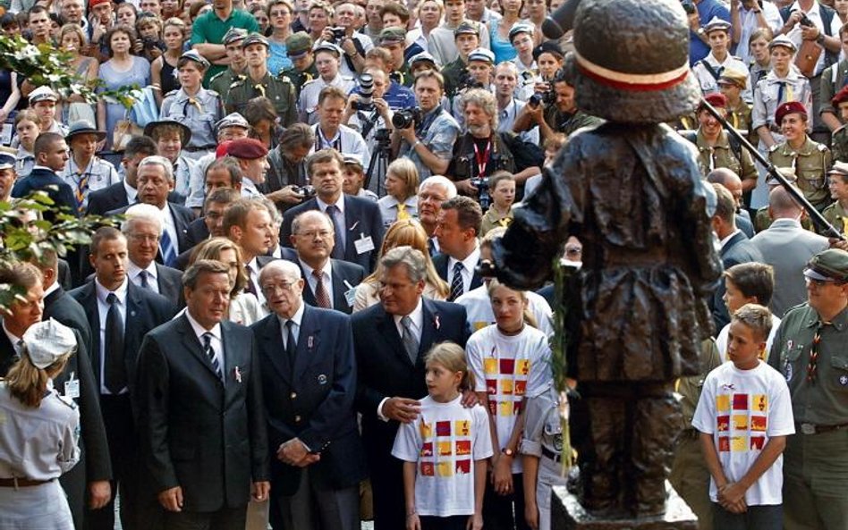 ? 1 sierpnia 2004: kanclerz Niemiec Gerhard Schroeder z Aleksandrem Kwaśniewskim pod pomnikiem Małeg