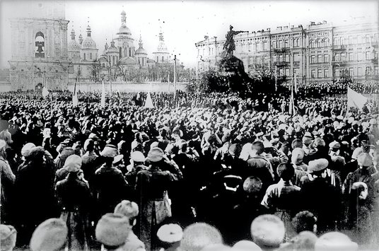 Na zdjęciu: manifestacja patriotyczna na ulicach Kijowa. W latach 1917–1921 istniała Ukraińska Repub