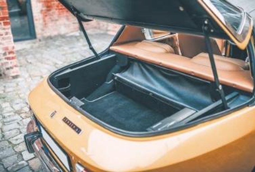 Charakterystyczna dla tego auta jest wypukła tylna szyba... pod którą kryje się niewielki bagażnik.