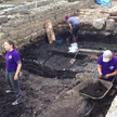 Gdy 1800 lat temu rzymscy żołnierze opuszczali fort Vindolanda, niepotrzebne rzeczy wrzucali do fosy