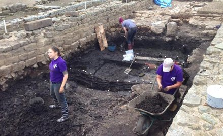 Gdy 1800 lat temu rzymscy żołnierze opuszczali fort Vindolanda, niepotrzebne rzeczy wrzucali do fosy