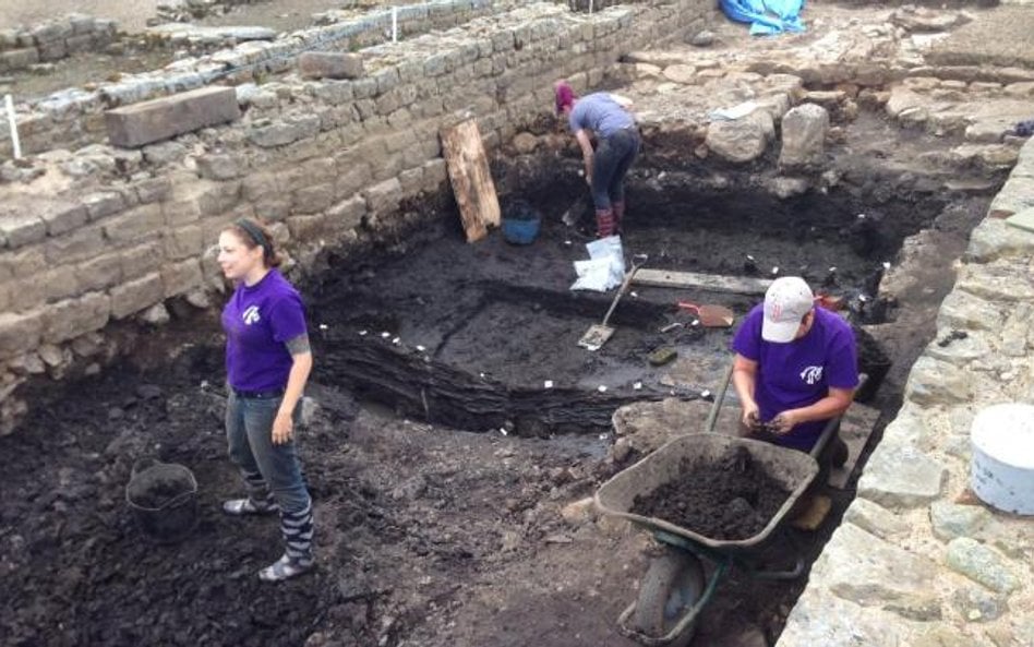 Gdy 1800 lat temu rzymscy żołnierze opuszczali fort Vindolanda, niepotrzebne rzeczy wrzucali do fosy