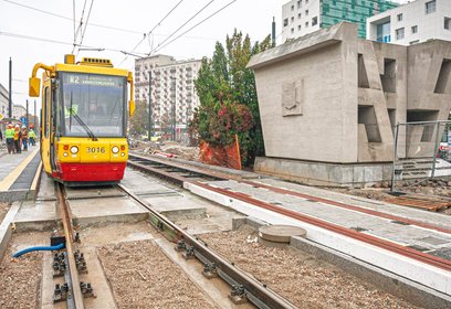 Tramwaje testujące nowe torowisko przy Pomniku Barykada Września