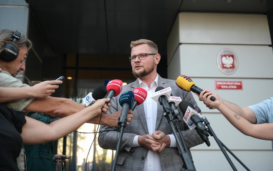 Polityk Suwerennej Polski, poseł klubu PiS Michał Woś podczas wypowiedzi dla mediów przed siedzibą P