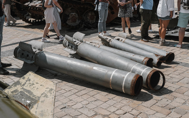 Rakiety systemu artylerii rakietowej RS-30 Smiercz i RS-30 Grad na wystawie zniszczonego rosyjskiego
