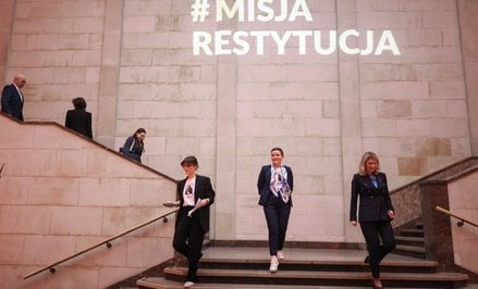 Minister kultury i dziedzictwa narodowego Marta Cienkowska (w środku) i dyrektorka Muzeum Narodowego