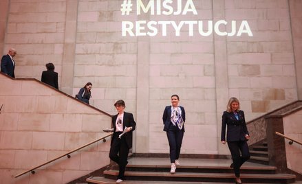 Minister kultury i dziedzictwa narodowego Marta Cienkowska (w środku) i dyrektorka Muzeum Narodowego