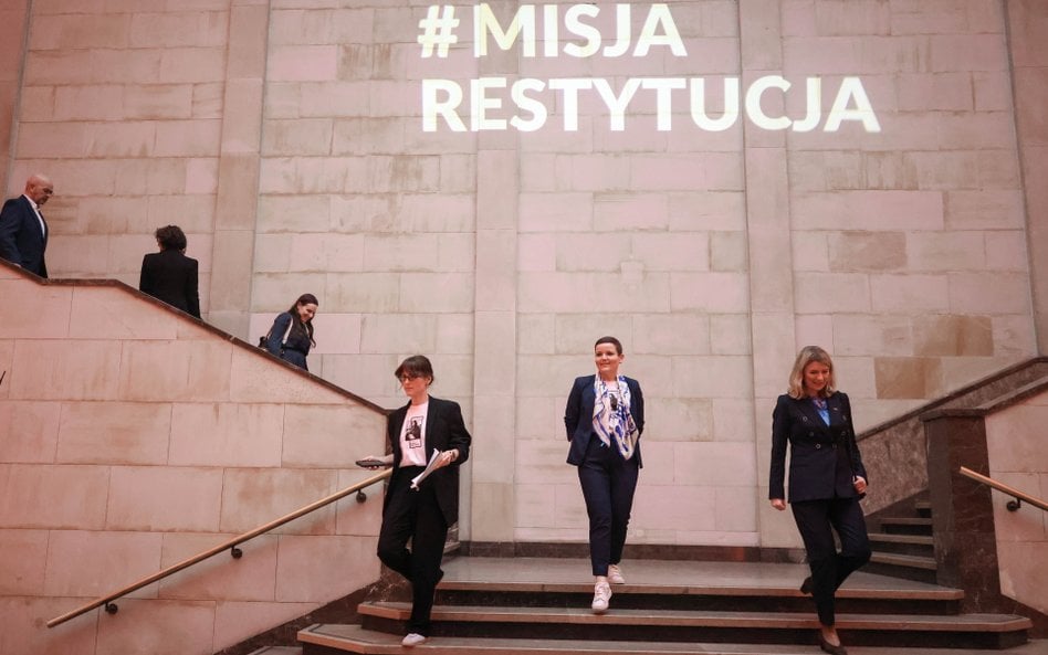 Minister kultury i dziedzictwa narodowego Marta Cienkowska (w środku) i dyrektorka Muzeum Narodowego